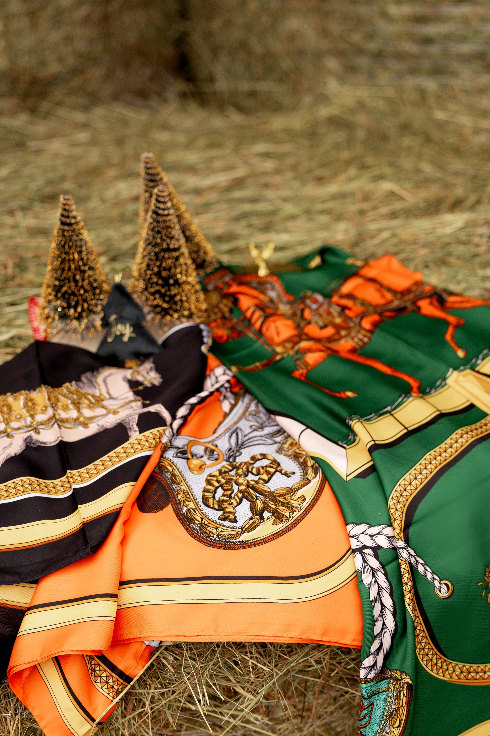 Elegancka klasyczna apaszka "the Tack" jedwabna z jeździeckim motywem