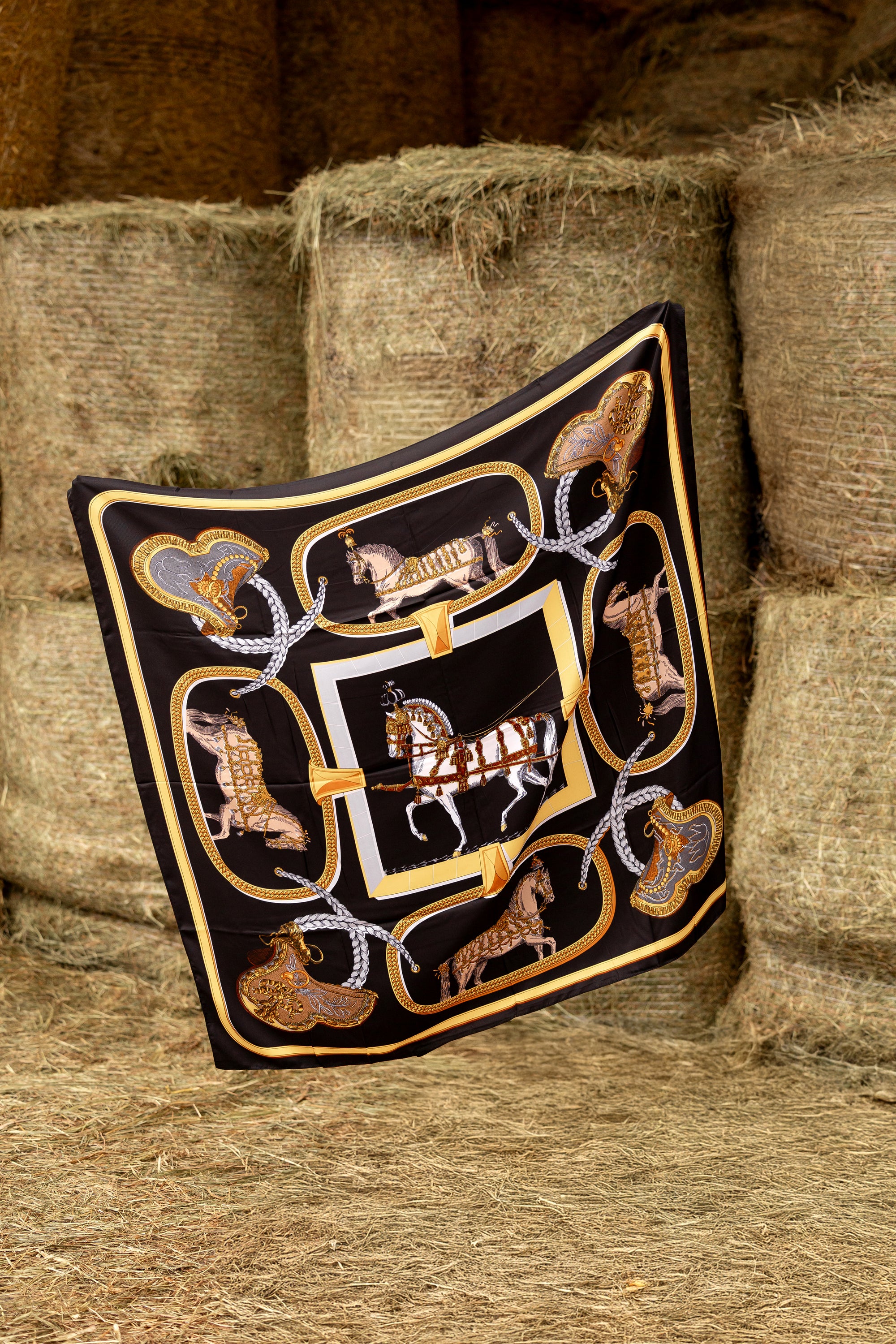 Elegancka klasyczna apaszka "the Tack" jedwabna z jeździeckim motywem