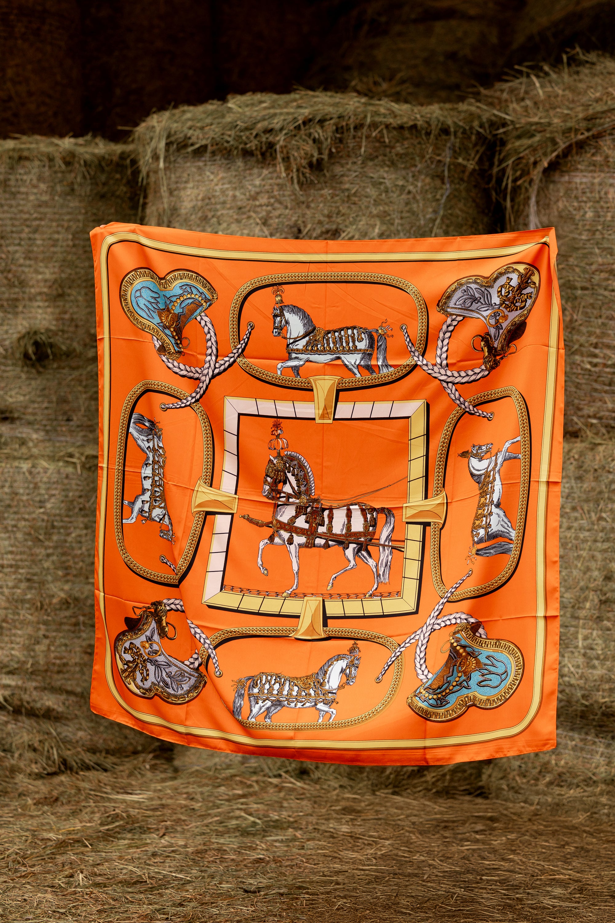 Elegancka klasyczna apaszka "the Tack" jedwabna z jeździeckim motywem